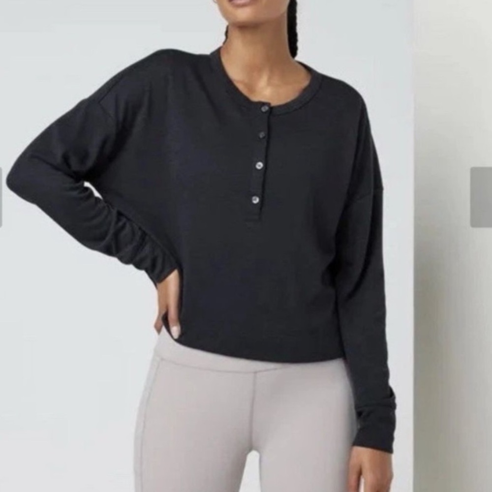 Vuori Henley Long Sleeve Top in Black Size L